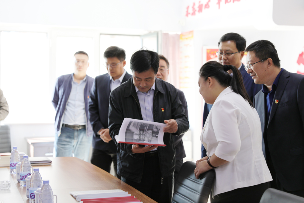德城區(qū)委書記鞏洪波到物業(yè)黨小組參觀指導(dǎo)黨建工作