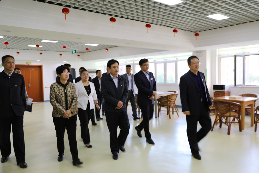 德城區(qū)委書記鞏洪波到物業(yè)黨小組參觀指導(dǎo)黨建工作